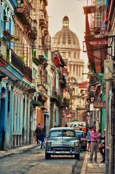 Typische Vintage-Ansicht einer Straße in Havanna, Kuba mit Völkern und alten Autos — Stockfoto