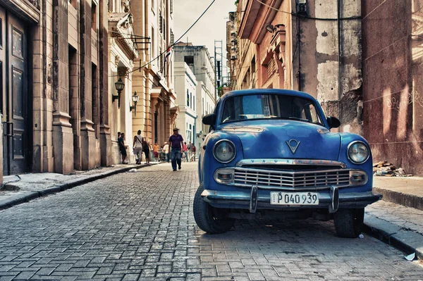 Altes amerikanisches Auto in einer Straße geparkt — Stockfoto