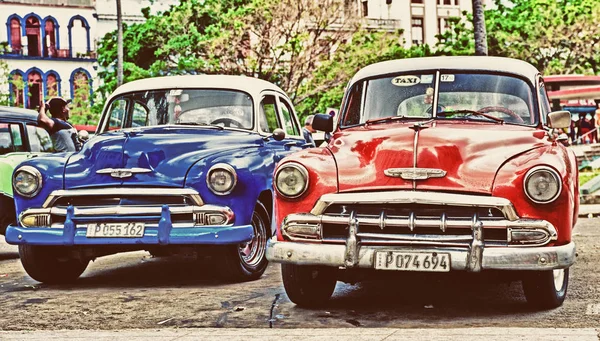 Två gamla Chevrolet bil i Havanna — Stockfoto