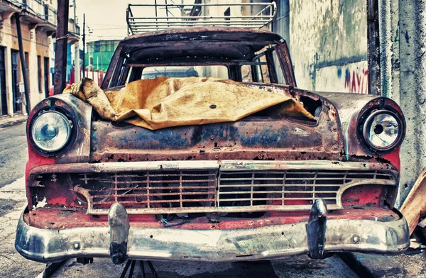 Старая американская машина разбилась на улице в Хаване — стоковое фото
