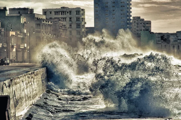 Волны малекона в Гаване, Куба Стоковое Фото