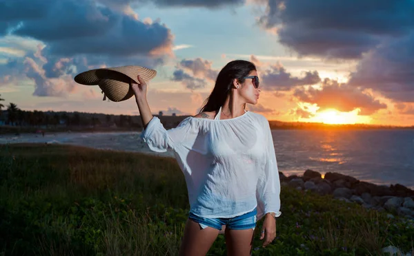 Plajdaki şapkalı kız.