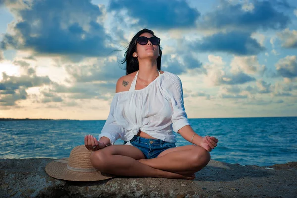 Menina meditando — Fotografia de Stock