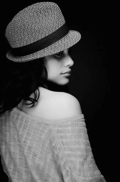Şehvetli kız çıplak ve bir şapka ile siyah beyaz tonu gerekir — Stok fotoğraf