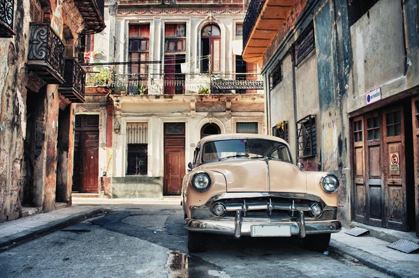 Velho carro clássico em uma rua de havana com edifícios em backgrou — Fotografia de Stock