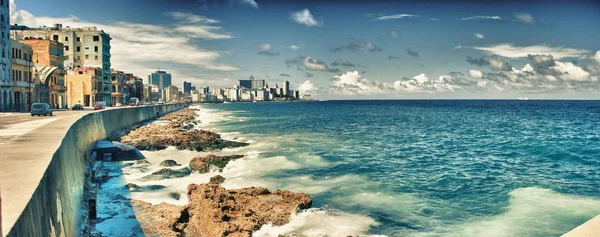 哈瓦那市和马雷贡海滨大道的看法 免版税图库图片