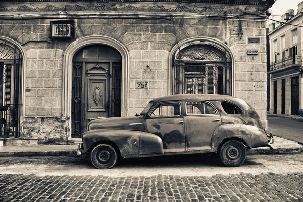 Tono blanco y negro de chevrolet viejo estacionado en la calle de ha —  Fotos de Stock