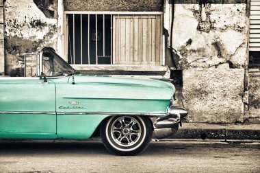 Ba bina ile eski cadillac havana sokakta park edilmiş