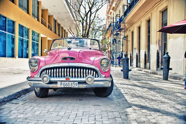 Vechea maşină roz Buik, parcată pe o stradă din oraşul havana — Fotografie, imagine de stoc