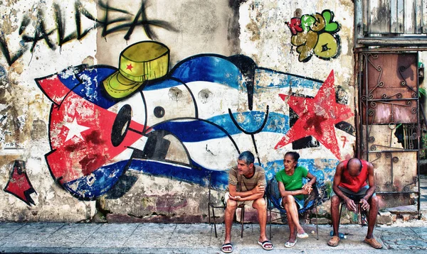 Uma rua típica e povos em havana — Fotografia de Stock