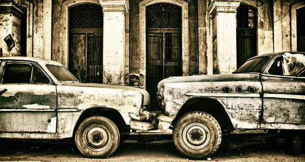 Старый поврежденный автомобиль припаркован в Гаване — стоковое фото