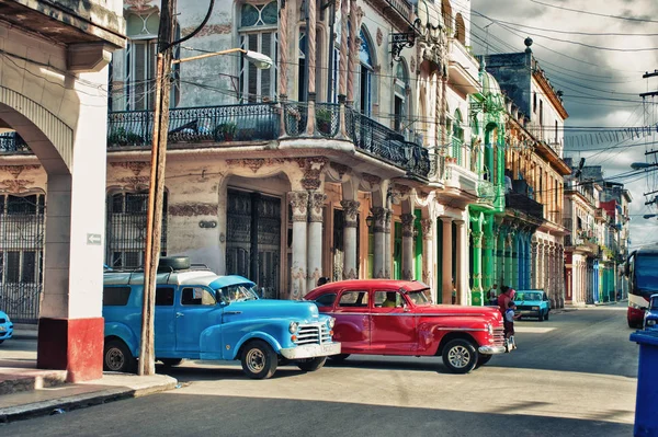 LA HABANA, CUBA- 24 DE OCTUBRE DE 2016: vista del antiguo edificio en havana y —  Fotos de Stock