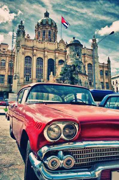 Staré auto zaparkoval v ulici habana s palácem revoluce v pozadí — Stock fotografie