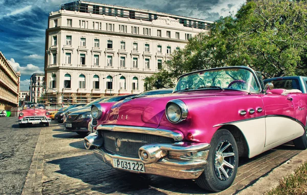 HAVANA, CUBA- OCT 24, 2016: carro velho estacionado na rua com ha — Fotografia de Stock