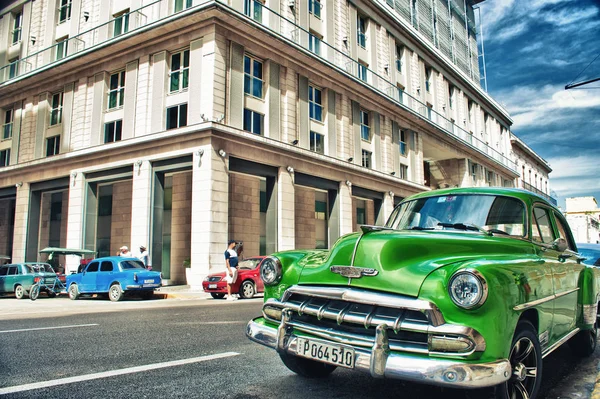 Havana, Kuba - 1 listopad 2016: staré klasické americké auto zaparkované na th — Stock fotografie