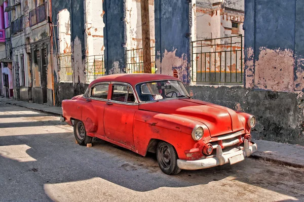 Régi amerikai klasszikus autó parkolt az utcán, Havanna — Stock Fotó
