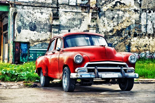 Antiguo coche chevrolet estacionado en una calle —  Fotos de Stock