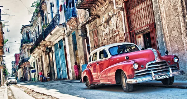 Havana ile eski Amerikan araba park — Stok fotoğraf