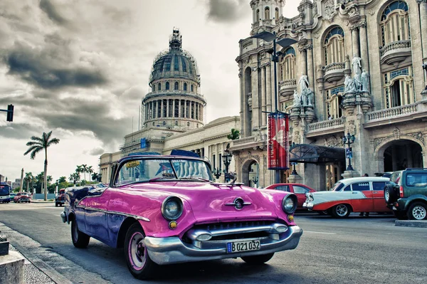 Gamla amerikanska bil parkerad i Havanna — Stockfoto