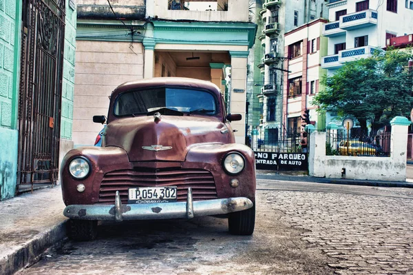 Přední části starý chevrolet v Havaně — Stock fotografie