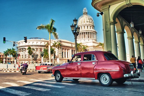 Utsikt över Havanna capitoly och gamla klassiska bil Stockbild
