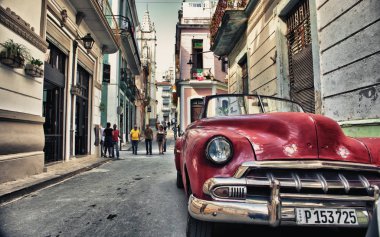 Havana'nın bir sokakta park edilmiş eski Amerikan arabası  