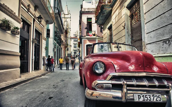 Carro americano velho estacionado em uma rua de Havana — Fotografia de Stock