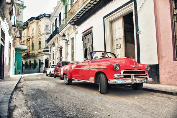 Antiguo coche descapotable clásico estacionado en una calle de la ciudad de La Habana —  Fotos de Stock