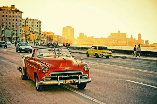 Vista de um velho carro clássico no malecon de havana — Fotografia de Stock