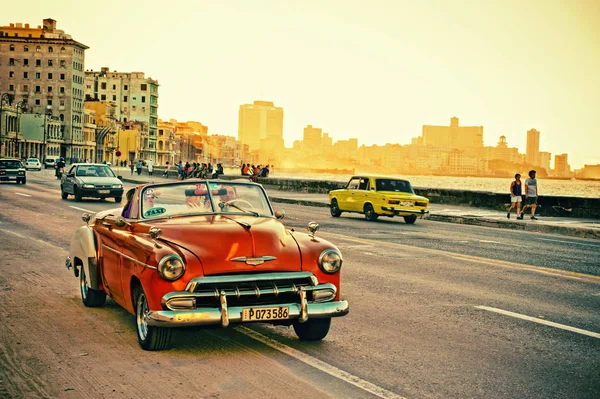 Utsikt över en gammal klassisk bil i malecon Havanna Stockbild
