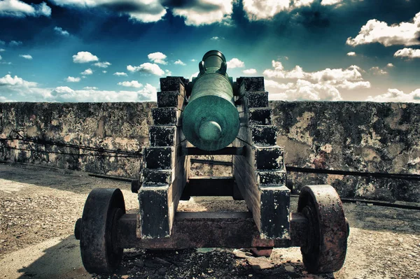 Vieux canon dans le château morro — Photo