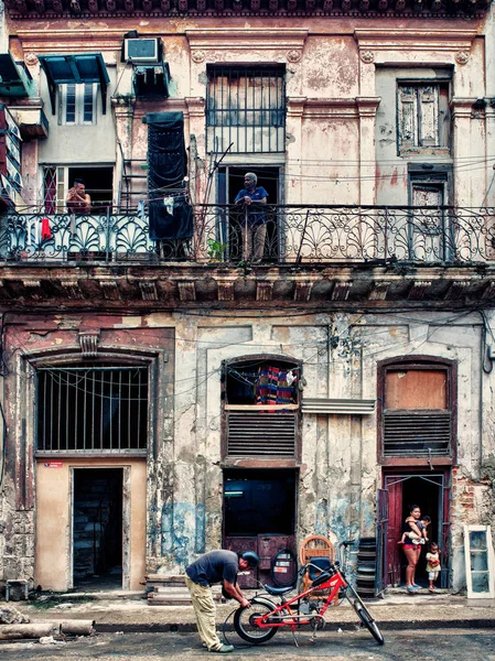 Tipico edificio e persone di cuba in habana — Foto Stock