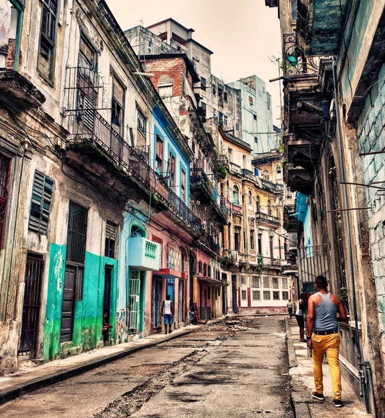 LA HABANA, CUBA- DIC 1, 2016: construcción colonial y arquitectura en —  Fotos de Stock