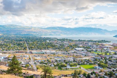 Knox Dağı bakış açısı sonbahar Kelowna ve Okanagan Gölü şehir görünümü