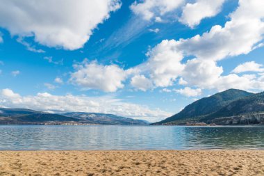 Görünüm Okanagan Gölü ve dağ güneş Oka Provincial Park Beach Güney arıyorsunuz