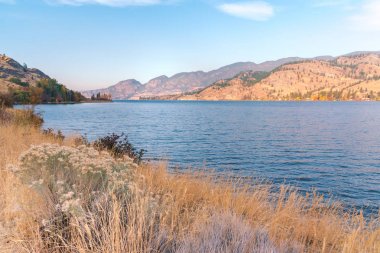Skaha Gölü görünümünü sonbaharda Kettle Vadisi Rail Trail Okanagan Falls yakınındaki dan akşam
