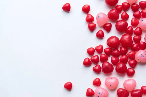 Verstreute Valentinstag Zimt Herz Bonbons Mit Roten Und Rosa Gelee — Stockfoto