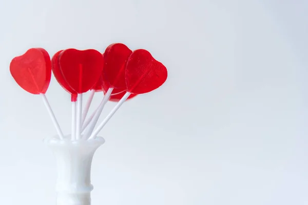 Lollipops Bonitos Forma Coração Vermelho Exibidos Vaso Branco Contra Fundo — Fotografia de Stock