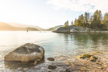 Pasifik Okyanusu ve dağlar Whytecliff Park West Vancouver günbatımı