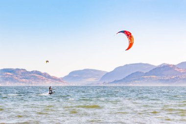 Penticton, British Columbia, Kanada - 24 Ekim 2017: bir adam kitesurfing Sudbury Beach tarafından Skaha gölde güneşli bir sonbahar. Skaha Lake bu spor için popüler bir yerdir.