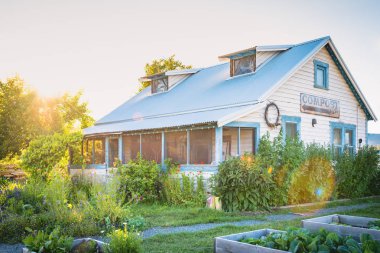 Williams Lake, British Columbia/Kanada - 17 Haziran 2016: Patates House ve gün batımında bahçeleri. Bu 1940 lı yıllarda ev şehir Williams Lake son kalan miras binalar biridir.
