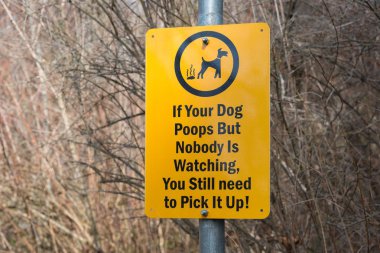 Peachland, British Columbia/Kanada - 23 Mart 2016: çok komik bir işaret yollar tutmak için onların pets temizledikten sonra almaya köpek sahipleri hatırlatan Hardy Falls bölgesel park girişinde.