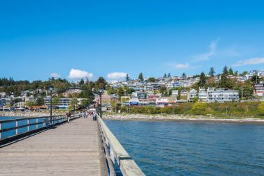 Beyaz taş, British Columbia/Kanada - 8 Eylül 2016: şehir beyaz Rock ve waterfront tarihi rıhtımdan görüntülendi. Plaj, iskele ve waterfront mağazaları popüler bir turizm vardır.