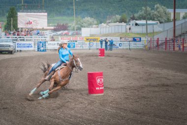 Williams Lake, British Columbia/Kanada - 30 Haziran 2016: 90 Williams Lake izdiham, Kuzey Amerika'nın en büyük korkudan biri, ikinci varil etrafında bir varil yarışçı swerves