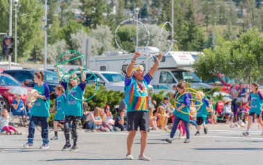 Williams Lake, British Columbia/Kanada - 2 Temmuz 2016: İlk Milletler yaşlı çocuk geleneksel hoop dans merkezindeki Williams Lake yıllık izdiham geçit töreninde performansını yol açar.