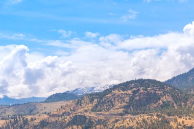 Manzara çöl tepelerin kar ile kaplı dağlar mesafe ve mavi gökyüzü bulutlu