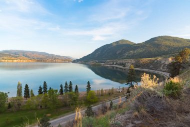 Okanagan Gölü güneş Oka Provincial Park ve karayolu 97 gün batımında şehir Penticton mesafe ile yukarıda görünümünü