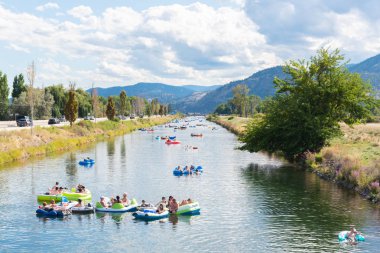 Penticton, British Columbia / Canada - 1 Eylül 2019: Penticton Nehri Kanalı sıcak bir yaz gününde nehirde yüzen insanlarla meşgul, popüler sıcak hava aktivitesi