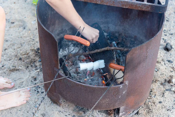 Close Marshmallows Hot Dogs Roasting Sticks Cooking Campfire Sandy Beach — Stock Photo, Image