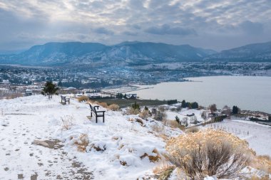 Okanagan Gölü ve dağlarının karla kaplı olduğu Penticton kış manzarası